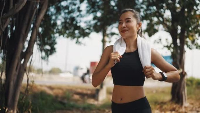 亚洲妇女早上在公园跑步运动