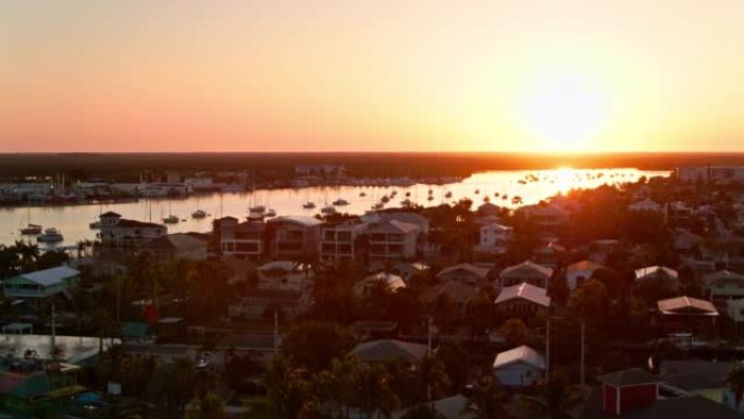 Ft社区的鸟瞰图。日落期间，佛罗里达州迈耶斯海滩