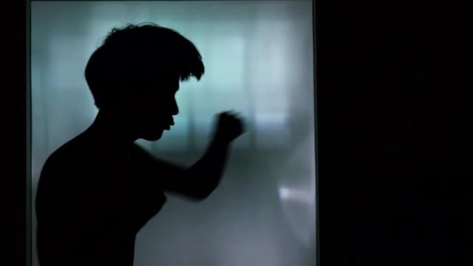 年轻人在室内训练中拳打拳