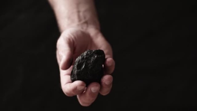 矿工手中的煤。