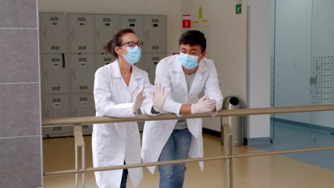 拉丁美洲的医学生在大学讲话时戴着口罩