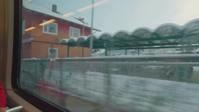 独自旅行的女游客乘坐火车游览瑞士，透过窗户欣赏美丽的全景