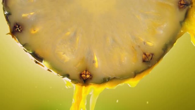 菠萝片中流动的菠萝汁，慢动作微距拍摄