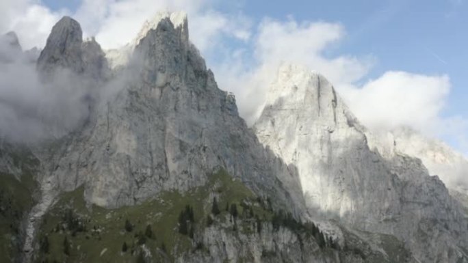 在高峰和山谷之间飞行的鸟瞰图