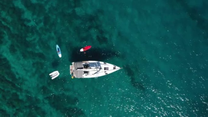 帆船和划桨船上游泳者的空中无人机拍摄