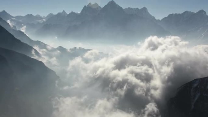 喜马拉雅山和高耸的云彩的风景
