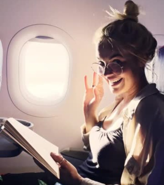 放松的女人在飞机上阅读