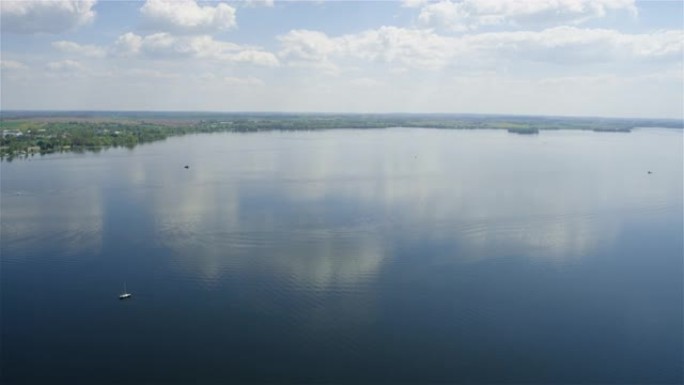 森林和马苏里湖景观的鸟瞰图。在水中反射的云