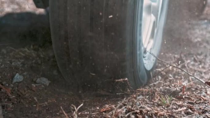 SLO MO汽车轮胎在一个位置旋转时研磨地面