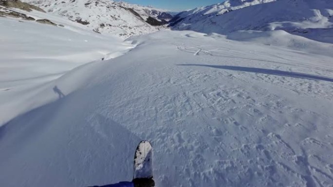 第一人称与朋友一起在阿尔卑斯山的滑雪道上免费滑雪