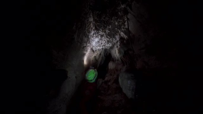 探索意大利北部的一个洞穴