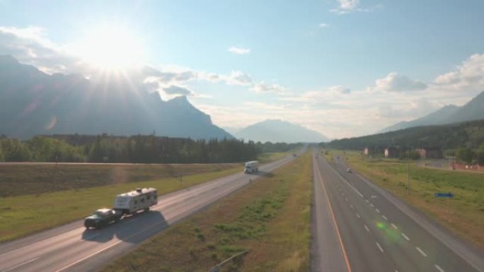 下午晚些时候的山区公路风景