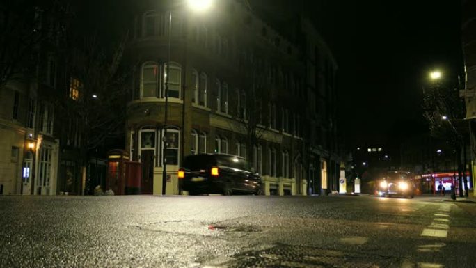 夜间行驶伦敦街道的汽车