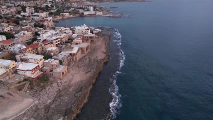 日落时分，空中无人机拍摄了黎巴嫩沿海小镇