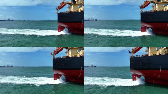 大型船舶螺旋桨旋转动力工作和水飞溅轨迹。特写图像细节船舶船尾，物流运输业快递技术货运