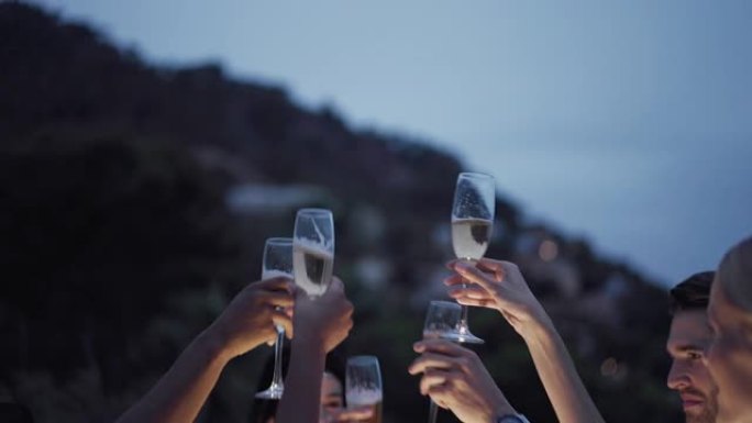 一群人在新年晚会上干杯。一起喝香槟和庆祝节日