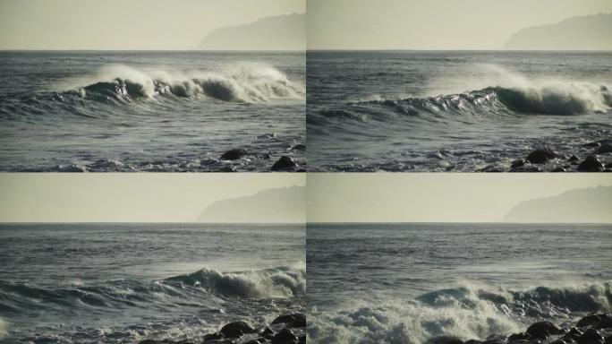 海浪在崎shoreline的海岸线上坠毁