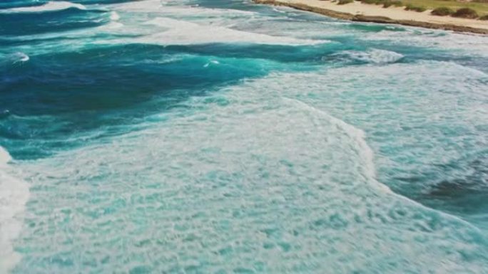 沿着瓦胡岛美丽的绿松石海洋的波浪上方的空中
