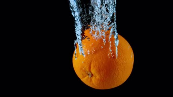 SLO MO LD整个橙色掉入水中并产生气泡