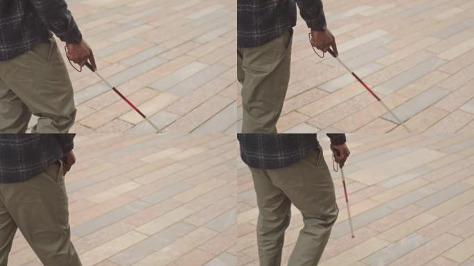 街上有拐杖的盲人