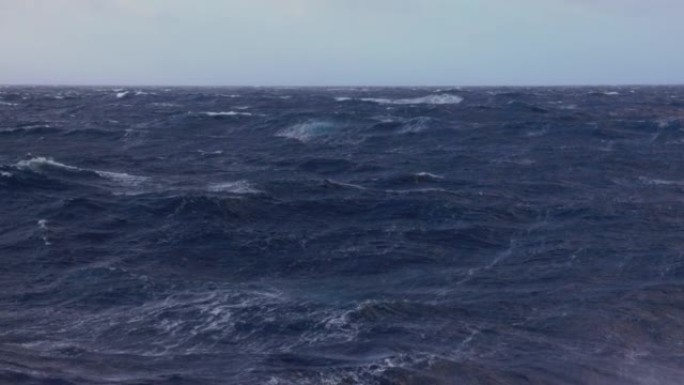 波涛汹涌的大海上的日落，船上有大海的海浪