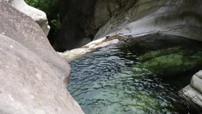 缩小峡谷中一小池水的镜头