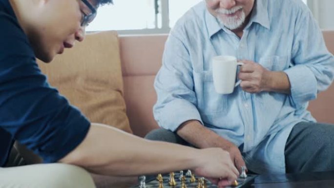 资深父亲和成年儿子喜欢下棋