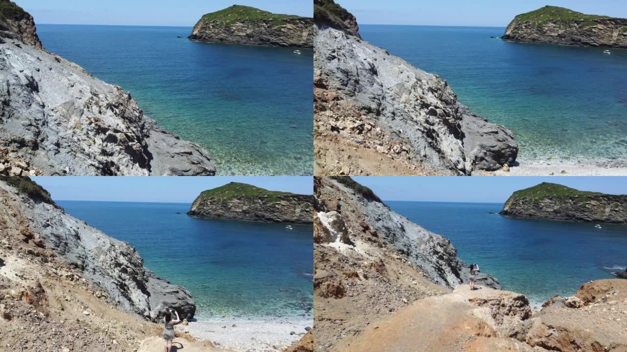 在地中海的山坡上驻足欣赏风景的女子的鸟瞰图