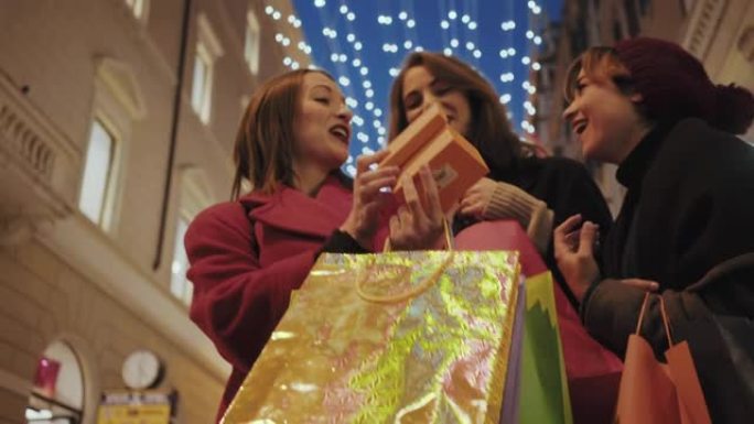 妇女在圣诞节期间在意大利罗马购物