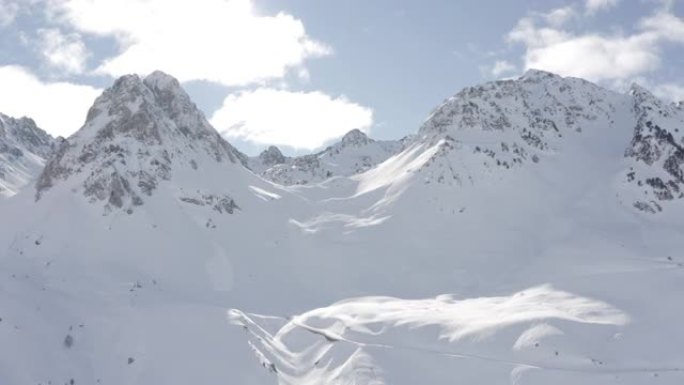 空中无人机拍摄了白雪皑皑的山腰