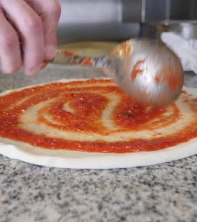 在厨房里做新鲜披萨