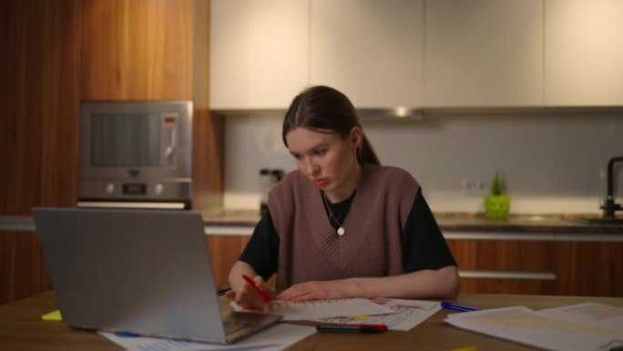 一个沉思的女人看着文件，桌子上的图表在纸上做笔记。一个疲惫的女人在家工作。远程学习分析与规划