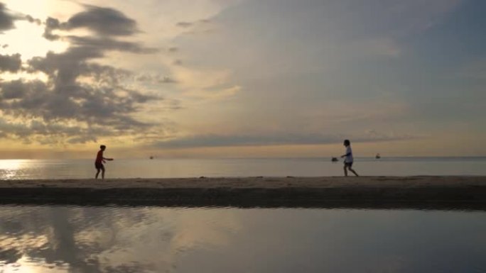 两个人在海滩上玩飞盘