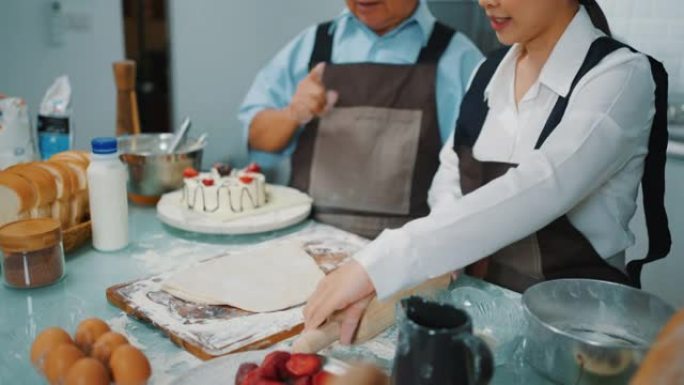 高级厨师教女人做蛋糕。