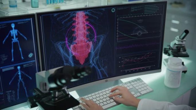 带有计算机和显微镜的实验室。带有动画人体模型的屏幕。科学家扫描虚拟病人受伤。带有红色标记的下脊柱。双