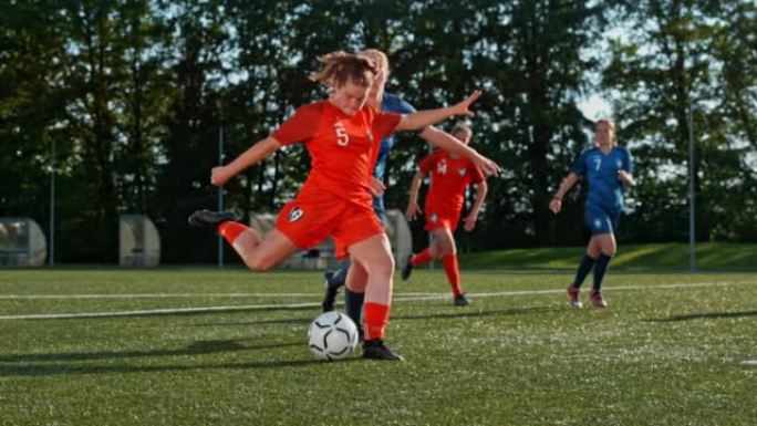 SLO MO TS女子足球运动员超越对手并踢球