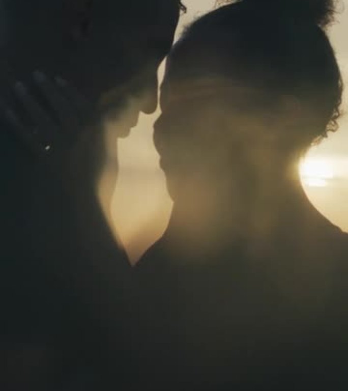 日落时浪漫约会的非洲族裔夫妇。一起恋爱垂直视频