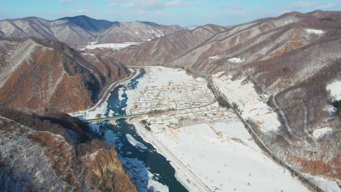 4k航拍雪后的山林