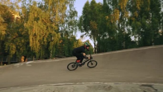 BMX赛车在赛道上，训练和练习比赛，运动和青少年爱好的技巧