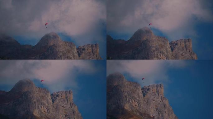 在蓝天的群山上滑翔伞