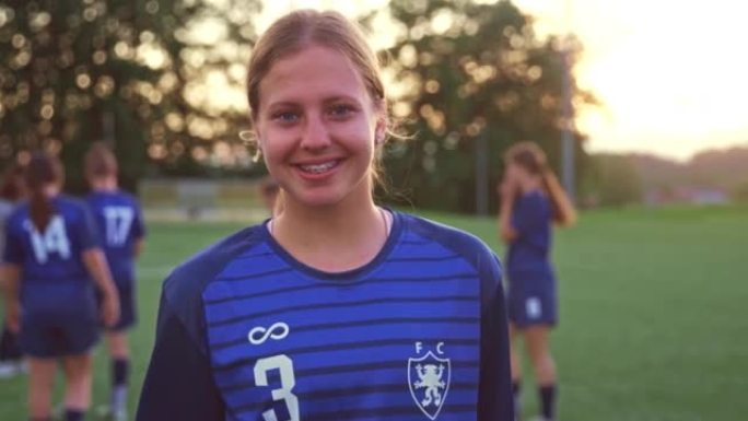 一名女足球运动员对着镜头微笑的肖像