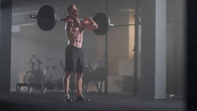 慢动作: 男性举重运动员准备在健身房训练。尖叫的人举重