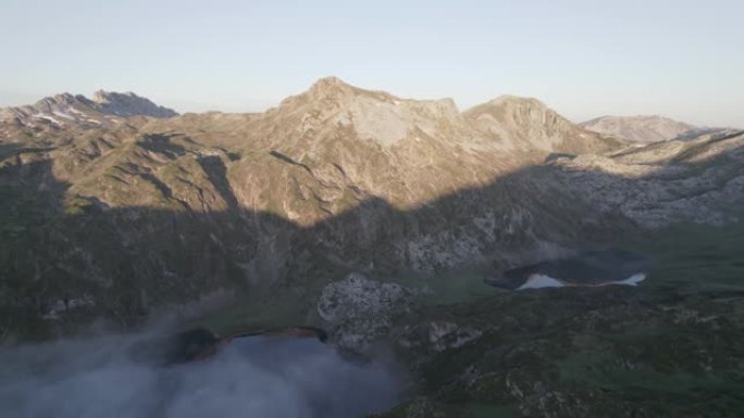 空中无人机拍摄了上面悬挂着小云的山湖