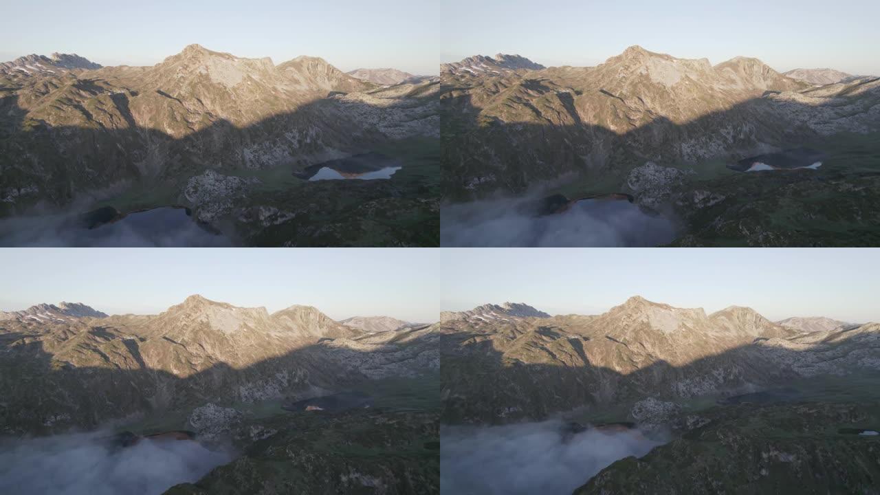 空中无人机拍摄了上面悬挂着小云的山湖