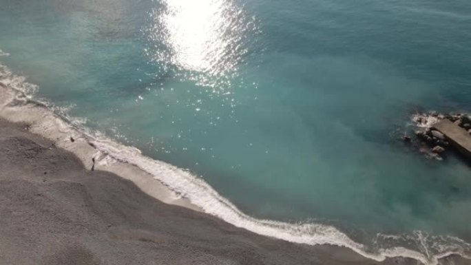 沿海冲浪和海滩的鸟瞰图