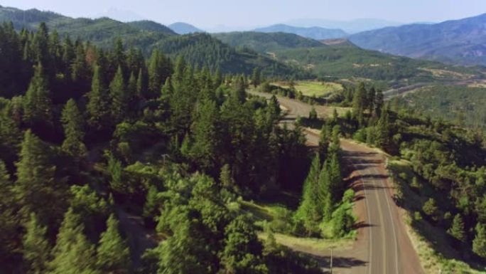 晴天，空中公路蜿蜒在俄勒冈州的山上