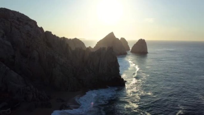 海岸线和太平洋冲浪的空中风景