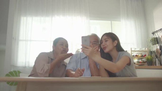 亚洲幸福家庭小女儿教资深家长在家用手机