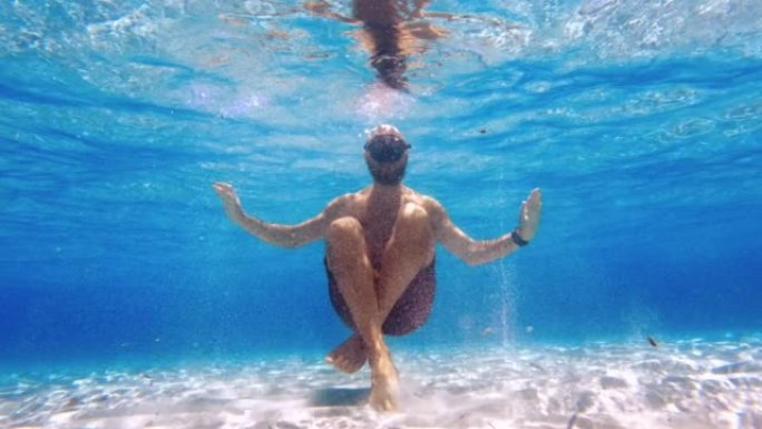 在海底做瑜伽的男人:放松的假期