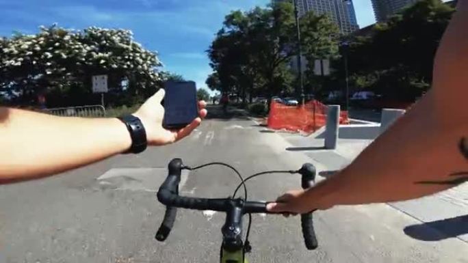 POV自行车骑行: 使用手机在纽约使用公路赛车的游客